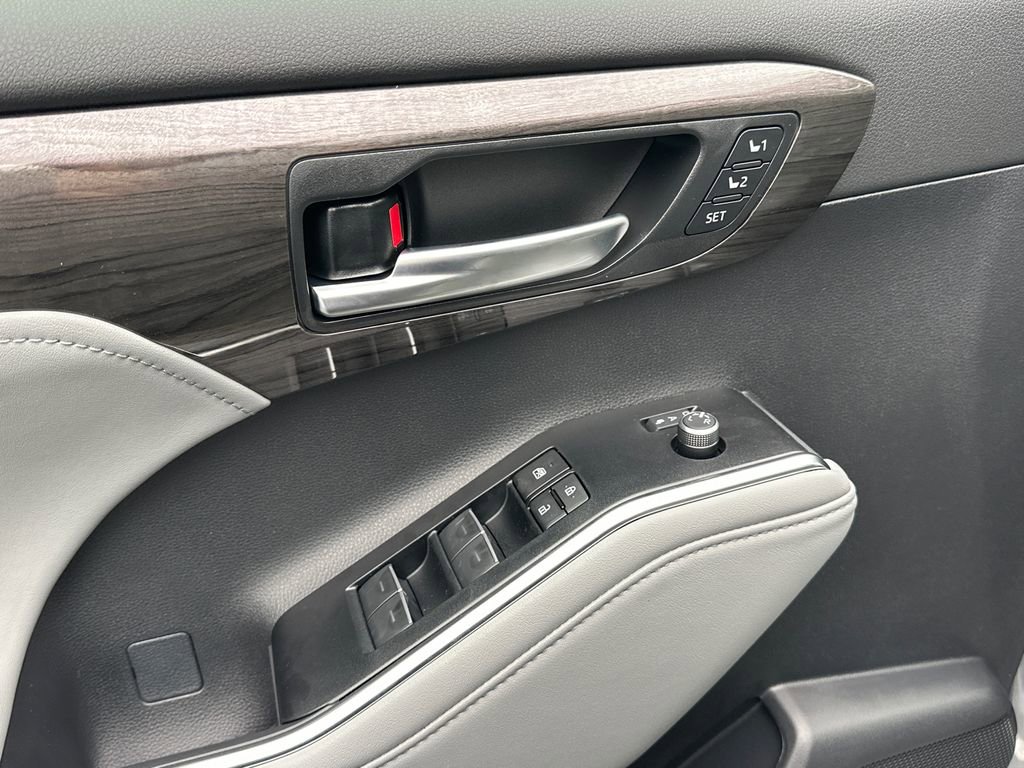 New 2026 Toyota Highlander Platinum image 21