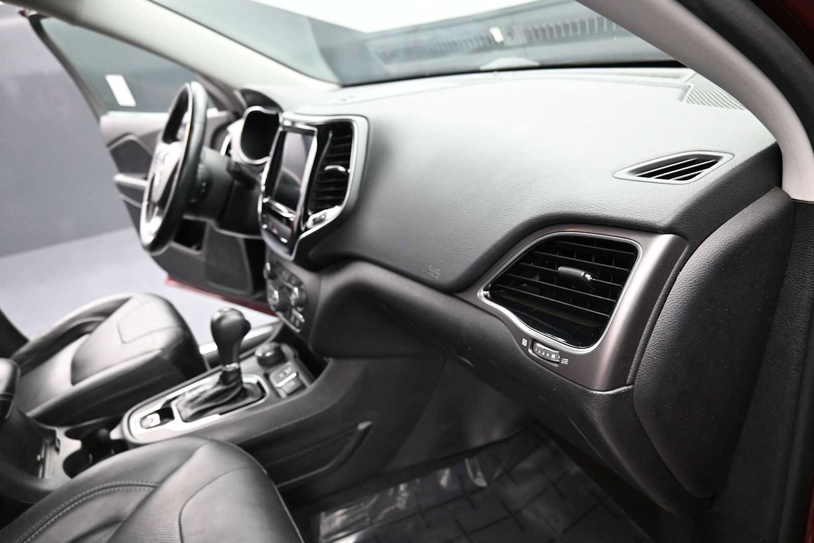 Used 2020 Jeep Cherokee Limited AWD/4WD image 16