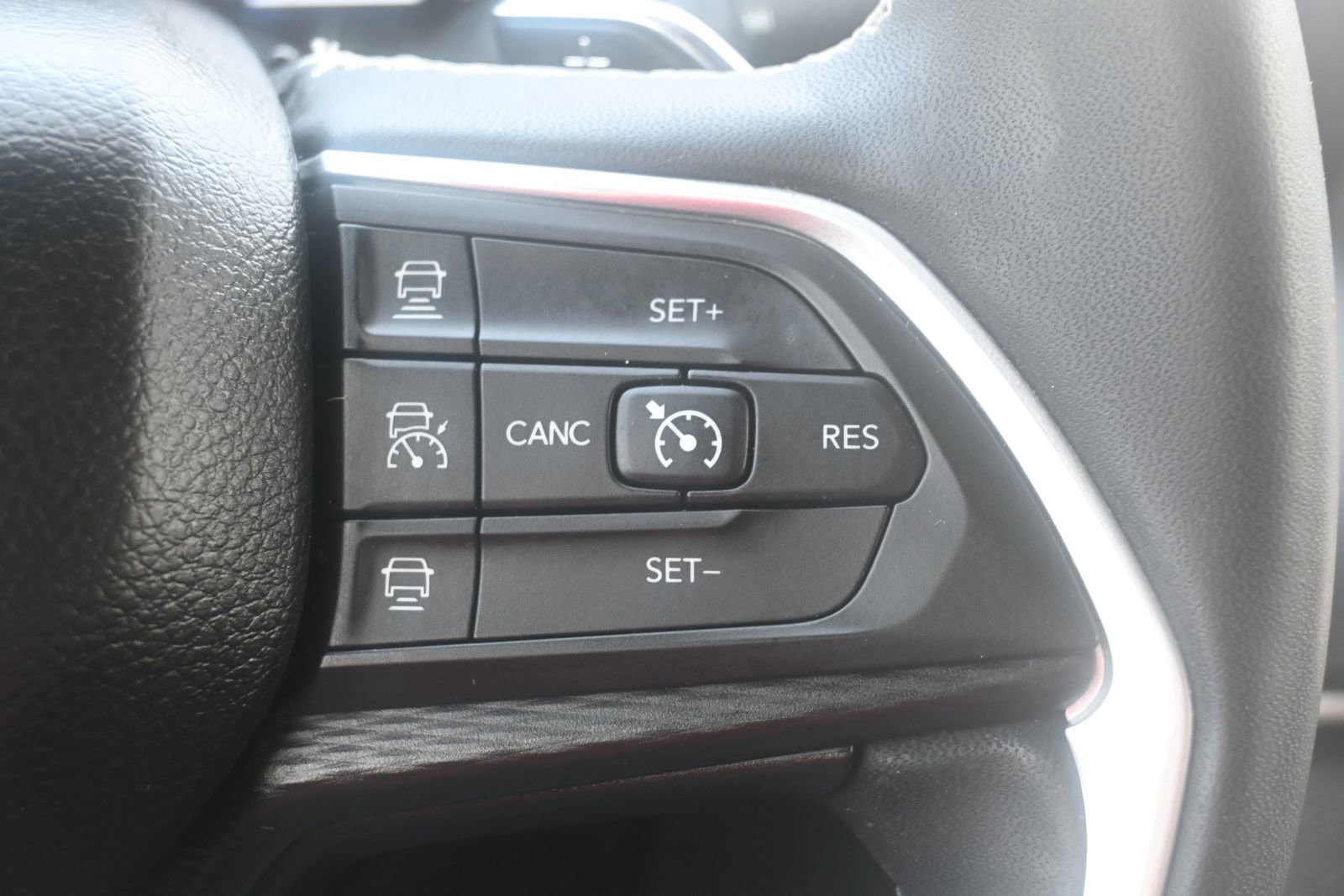 Used 2023 Jeep Grand Cherokee Laredo w/ Luxury Tech Group I image 12