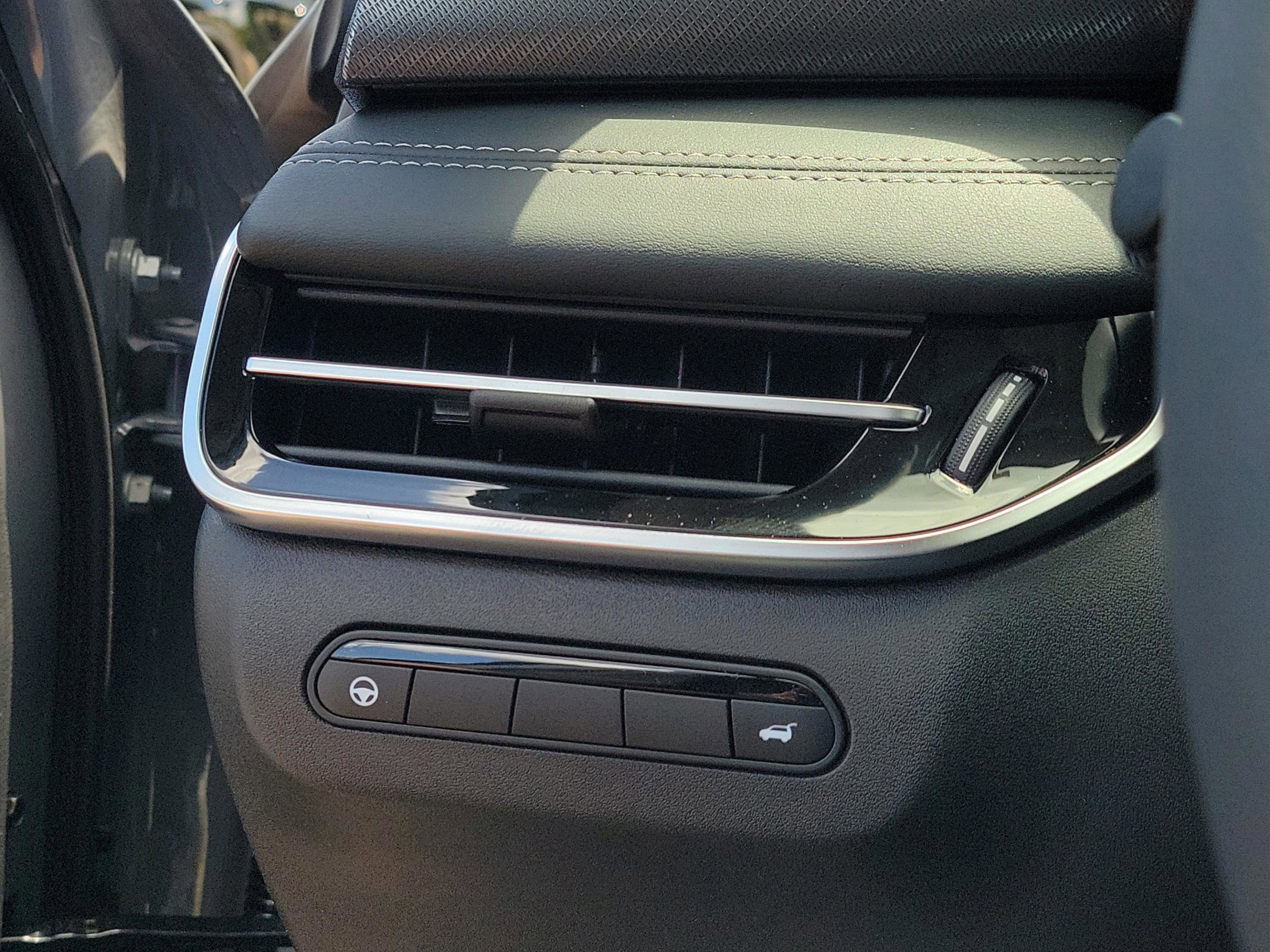 New 2027 INFINITI QX60 Luxe w/ Cargo Package FWD image 16