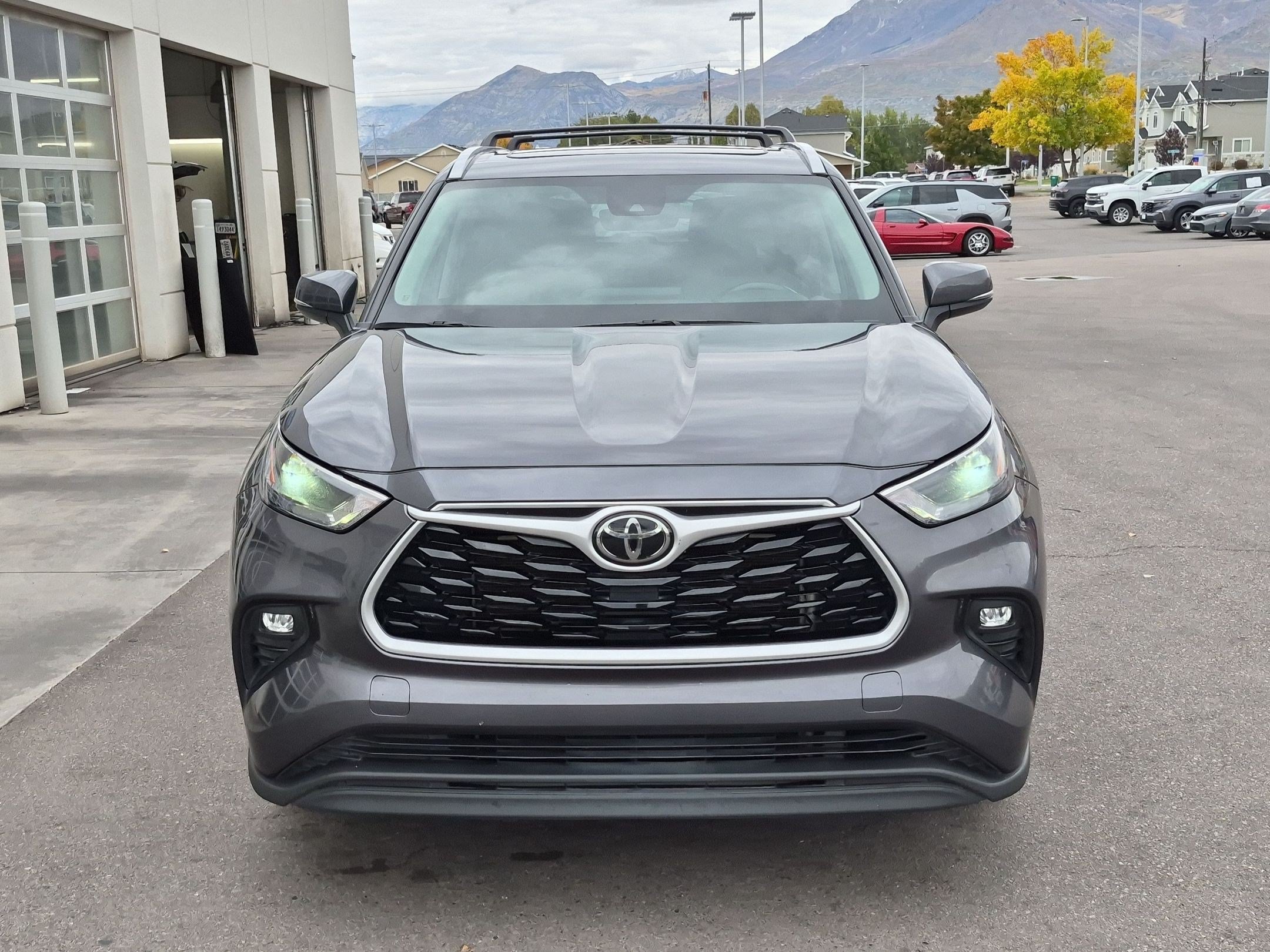 Used 2022 Toyota Highlander XLE AWD/4WD image 11