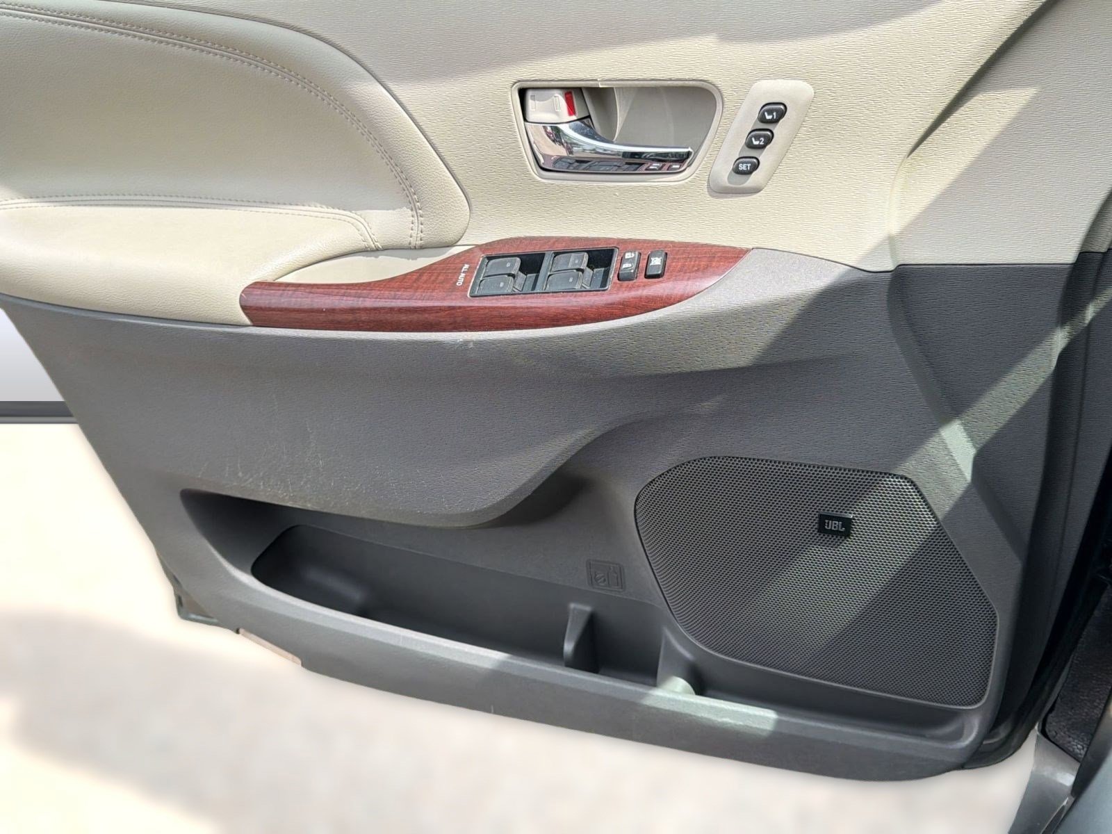 Used 2012 Toyota Sienna Limited w/ Premium Pkg image 12