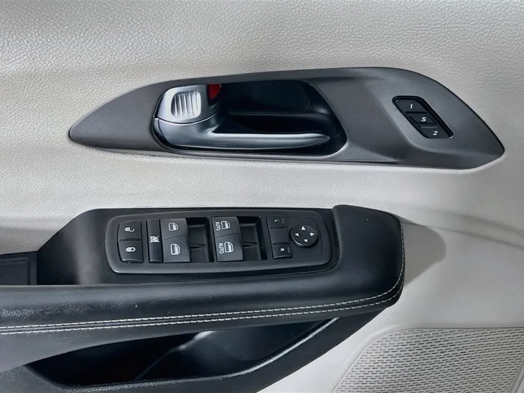 Used 2024 Chrysler Pacifica Touring-L FWD image 18