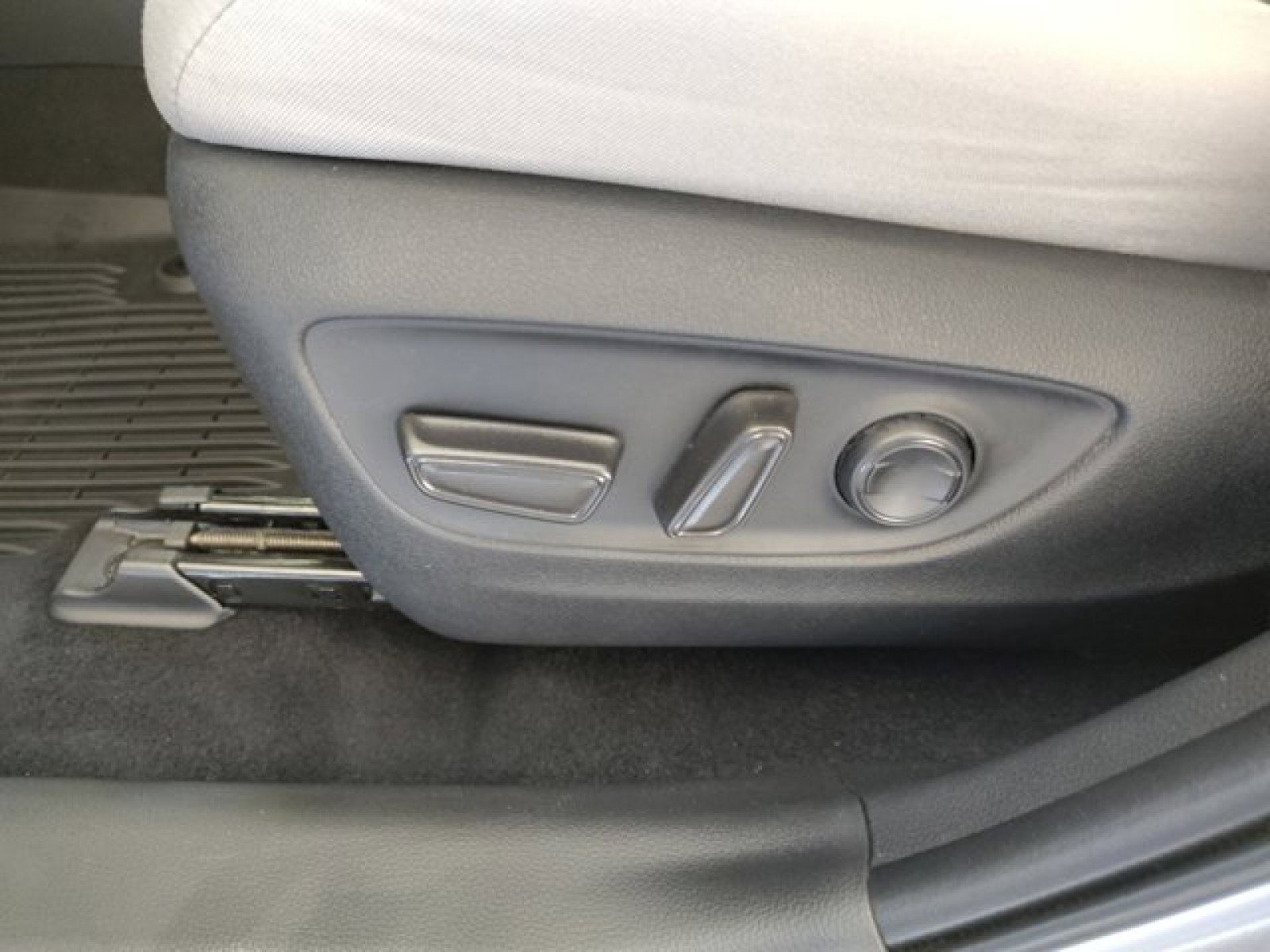 Used 2024 Toyota RAV4 XLE w/ Convenience Package image 12