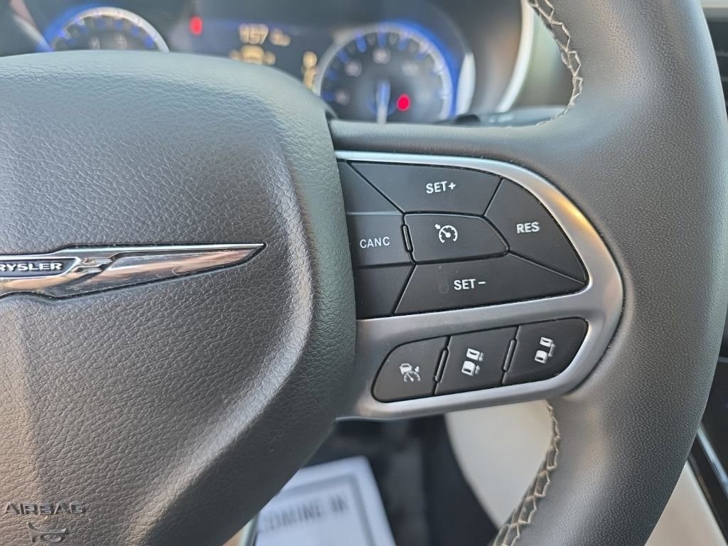 Used 2024 Chrysler Pacifica Touring-L FWD image 13