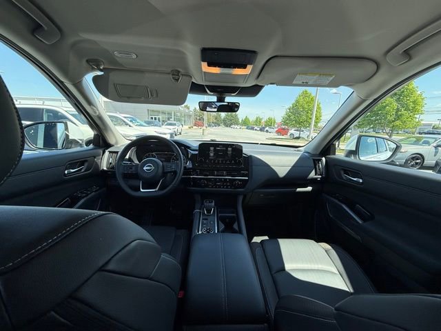 Used 2025 Nissan Pathfinder SL image 2