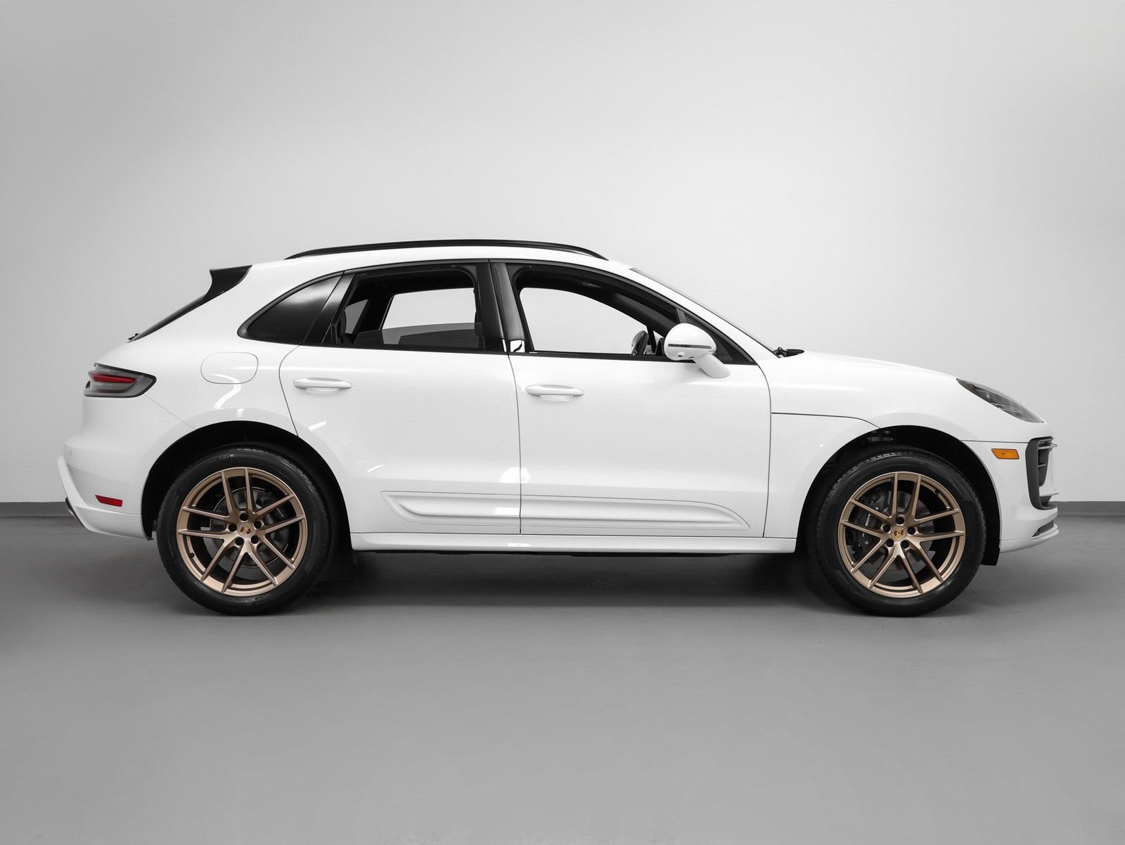 Certified 2025 Porsche Macan AWD/4WD image 13