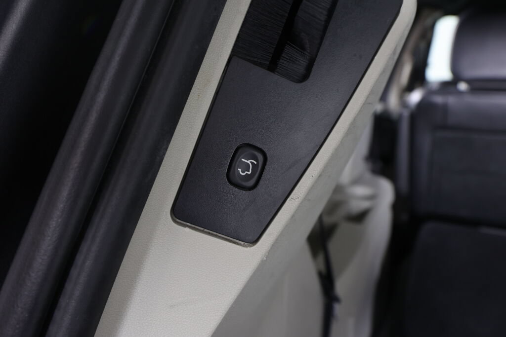 Used 2017 Dodge Grand Caravan SXT FWD image 18