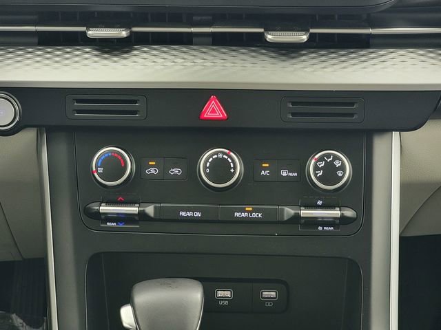 Used 2023 Kia Carnival LX FWD image 22