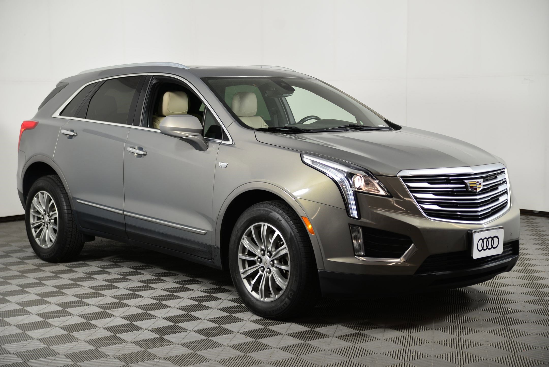 Used 2018 Cadillac XT5 Luxury w/ Driver Awareness Package image 6