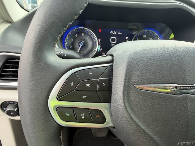 Used 2023 Chrysler Pacifica Touring-L image 18
