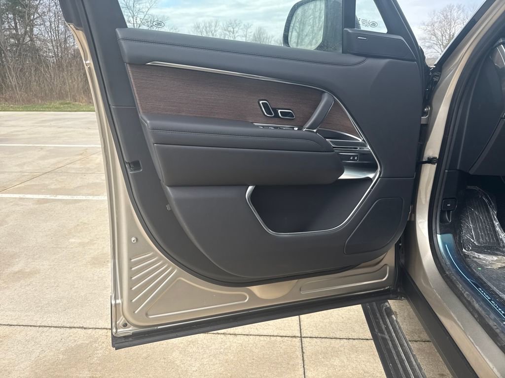 New 2026 Land Rover Range Rover Long Wheelbase SE AWD/4WD image 10