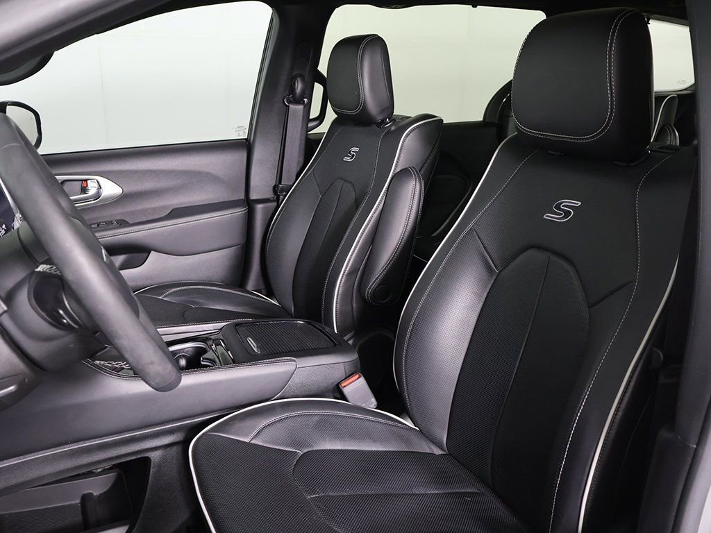 Used 2023 Chrysler Pacifica Limited w/ Uconnect Theater Family Group image 31