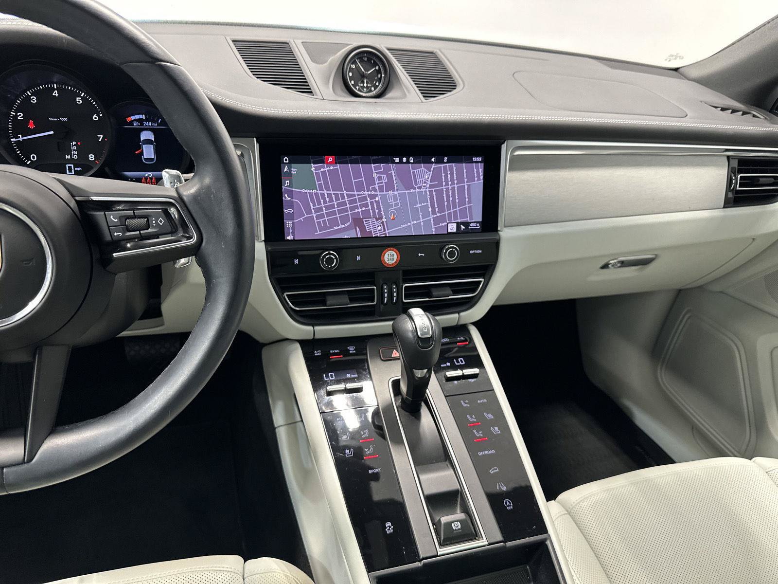Certified 2023 Porsche Macan AWD/4WD image 28