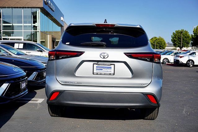 Used 2025 Toyota Highlander LE FWD image 9