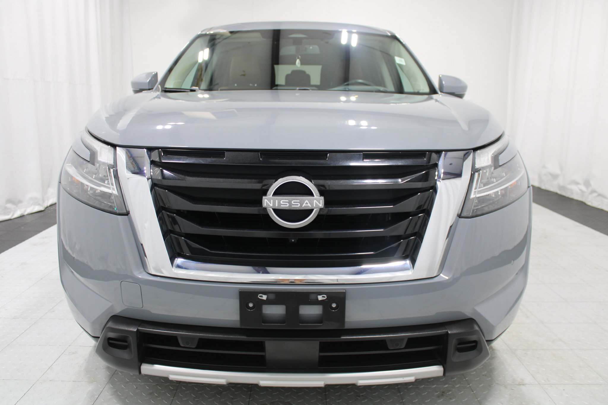 Used 2023 Nissan Pathfinder Platinum w/ Cargo Package AWD/4WD image 3