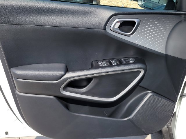 Certified 2025 Kia Soul LX w/ LX Technology Package FWD image 10