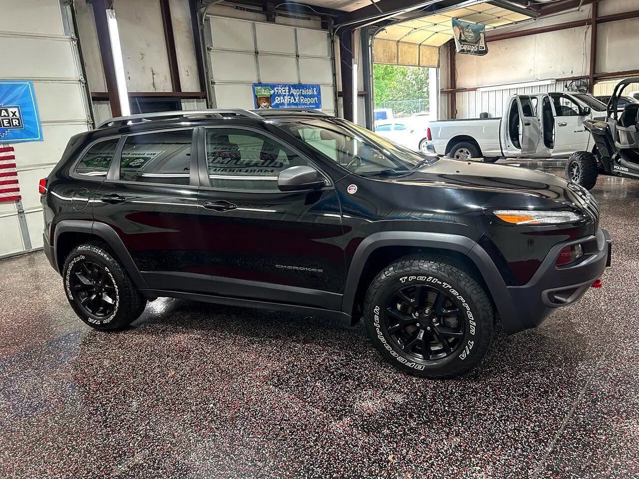 Used 2018 Jeep Cherokee Trailhawk w/ Cold Weather Group image 5