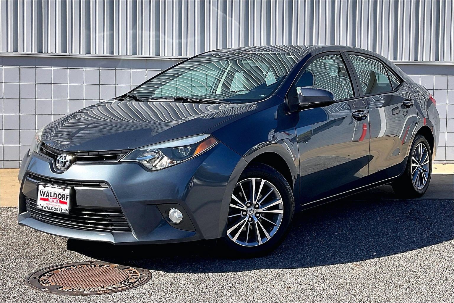 Used 2015 Toyota Corolla LE FWD image 2