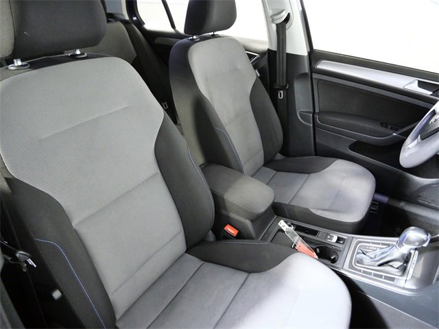 Used 2016 Volkswagen e-Golf SE w/ DC Fast Charging Package image 11