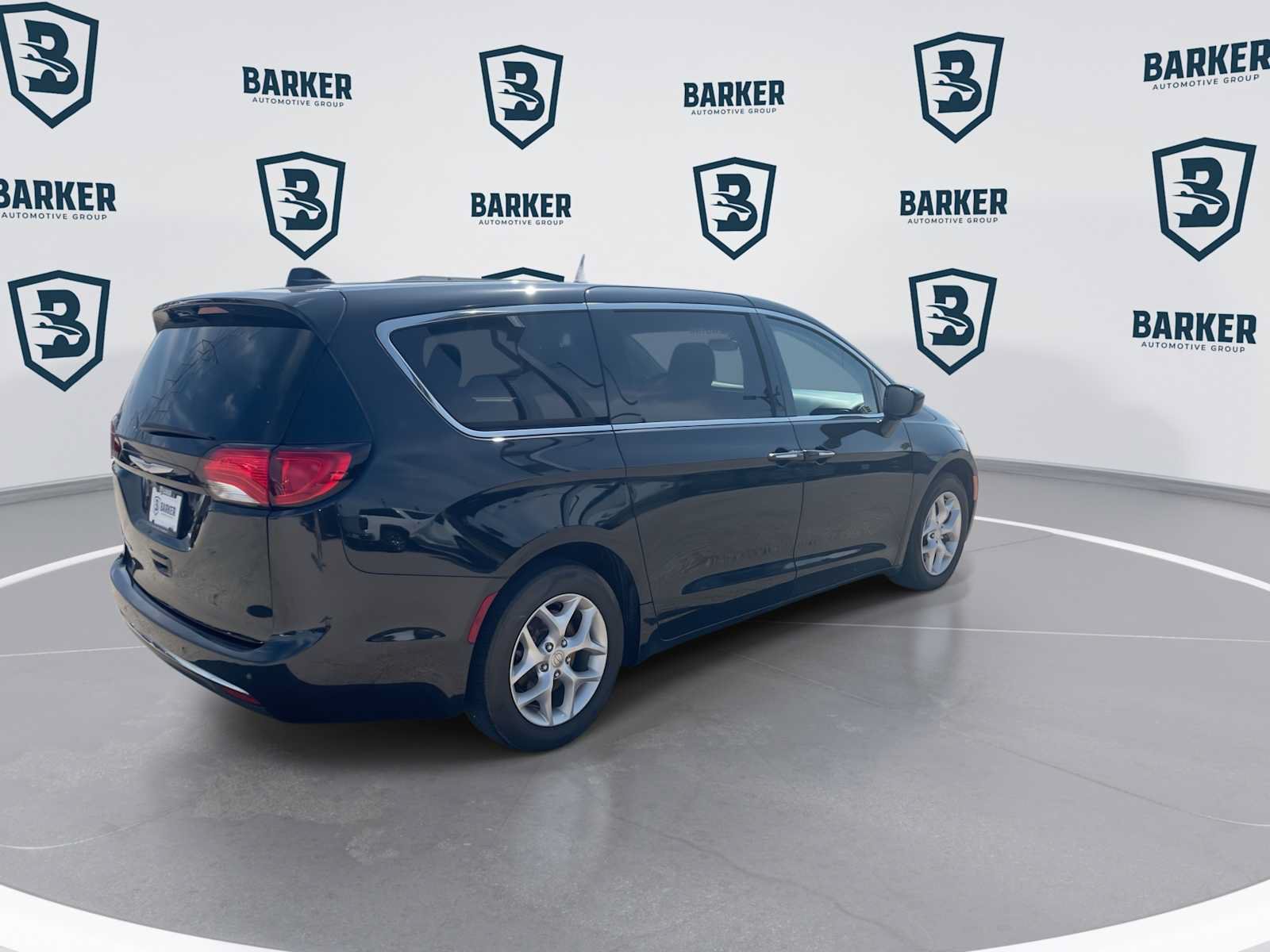 Used 2018 Chrysler Pacifica Touring Plus w/ Tire & Wheel Group FWD image 9