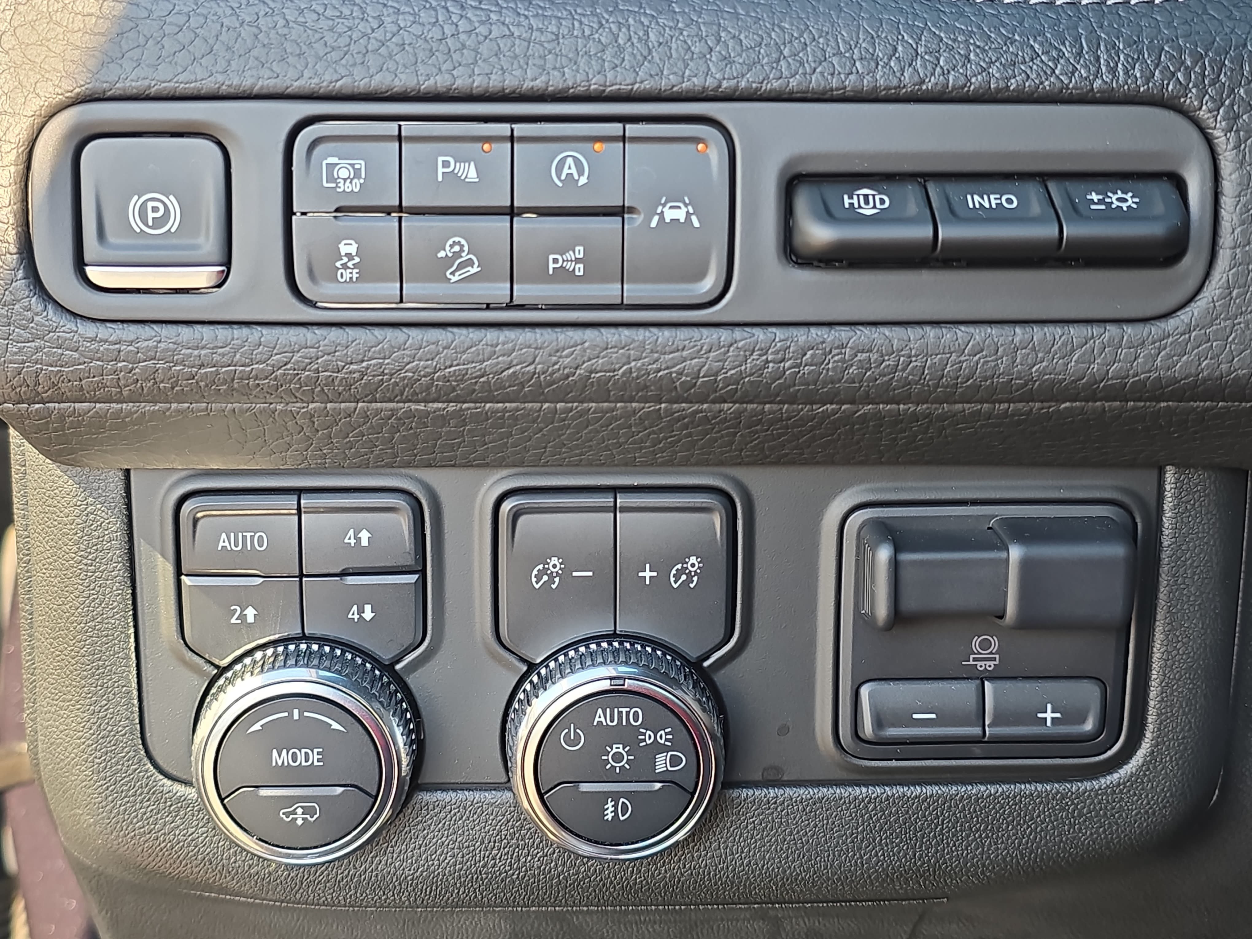 Used 2024 GMC Yukon Denali w/ Advanced Technology Package AWD/4WD image 27