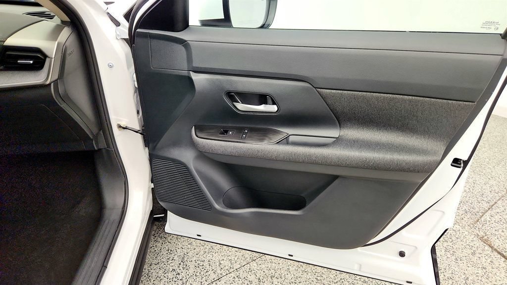 Used 2025 Nissan Kicks SV AWD/4WD image 25