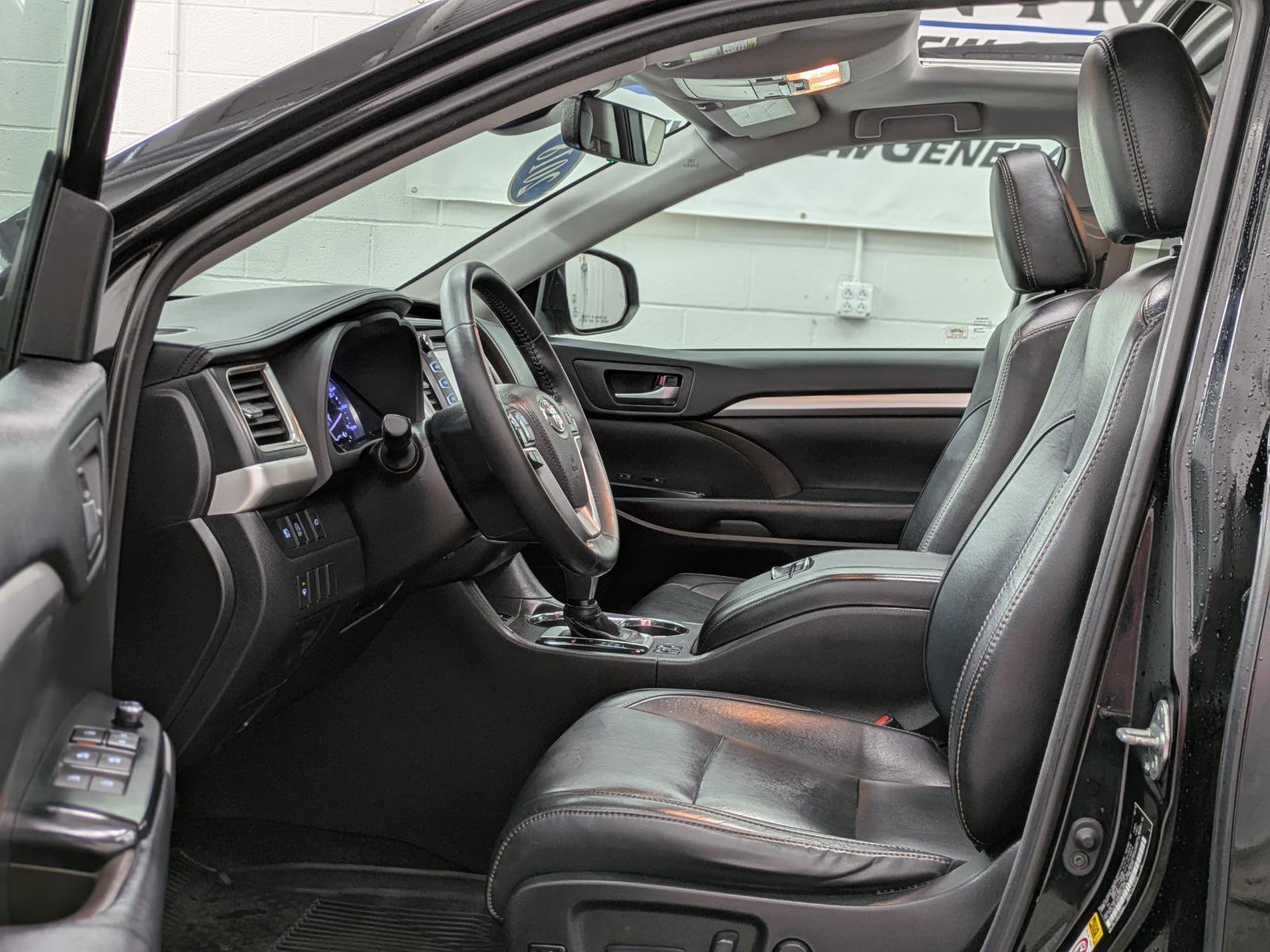 Used 2018 Toyota Highlander XLE image 3