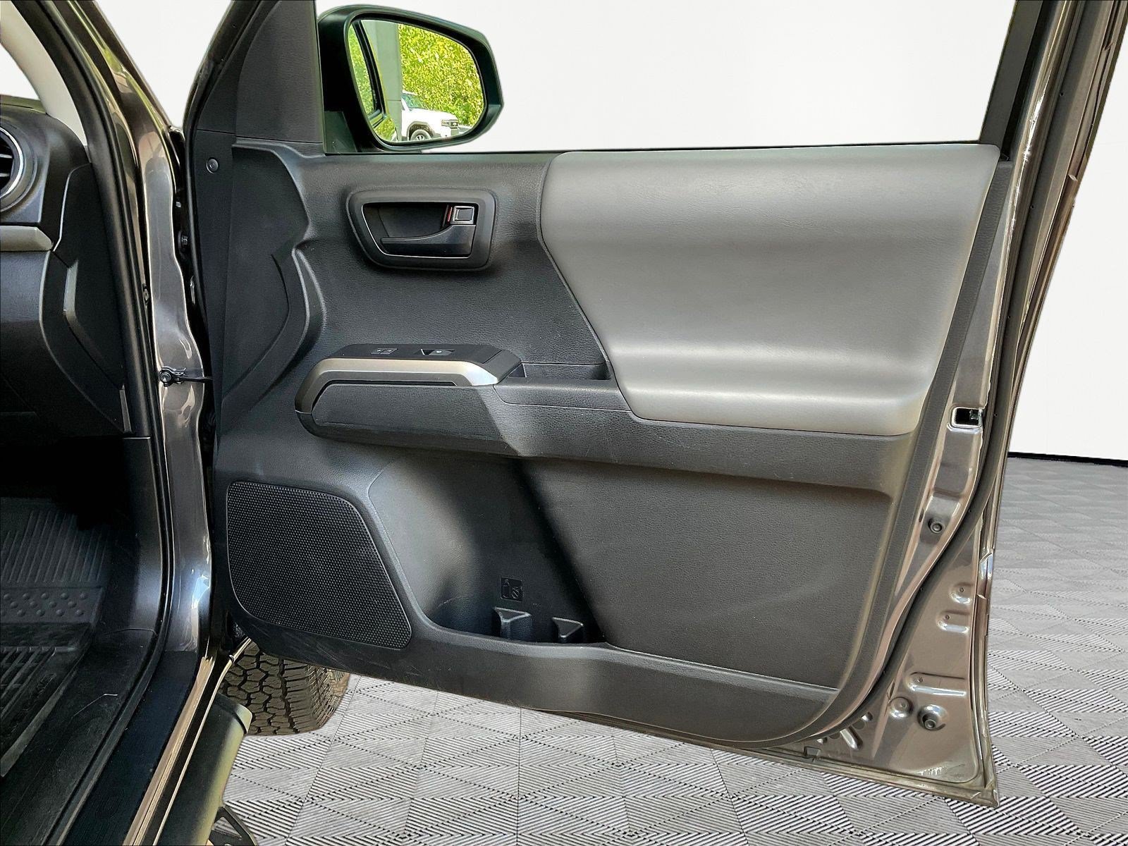 Used 2023 Toyota Tacoma SR5 AWD/4WD image 29