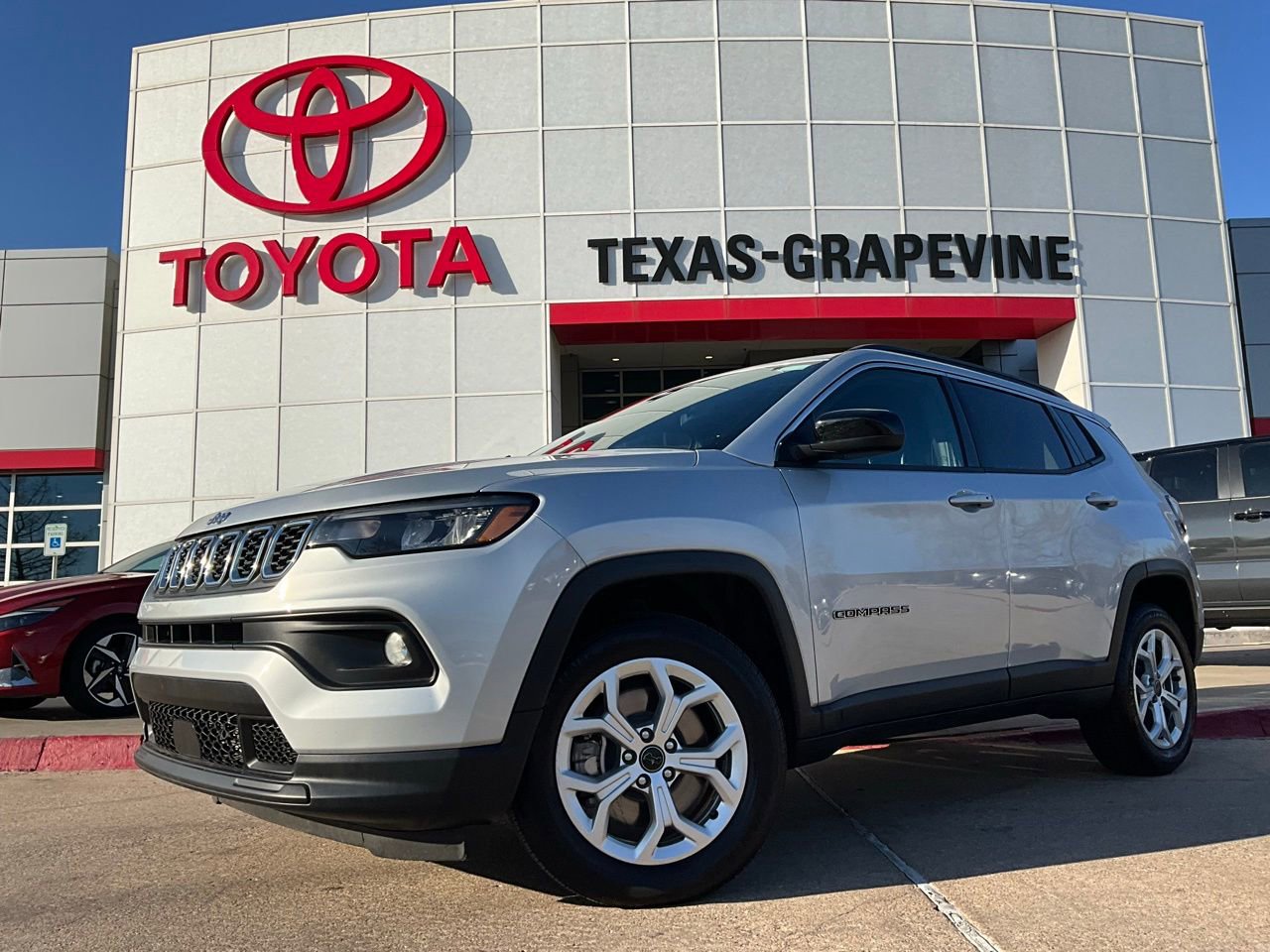 Used 2025 Jeep Compass Latitude AWD/4WD image 2