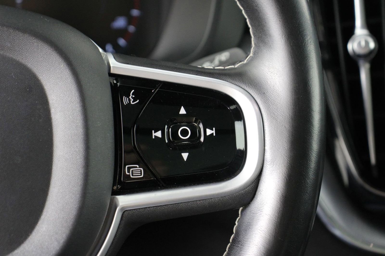 Used 2020 Volvo XC60 T5 Momentum w/ Protection Package Premier image 11