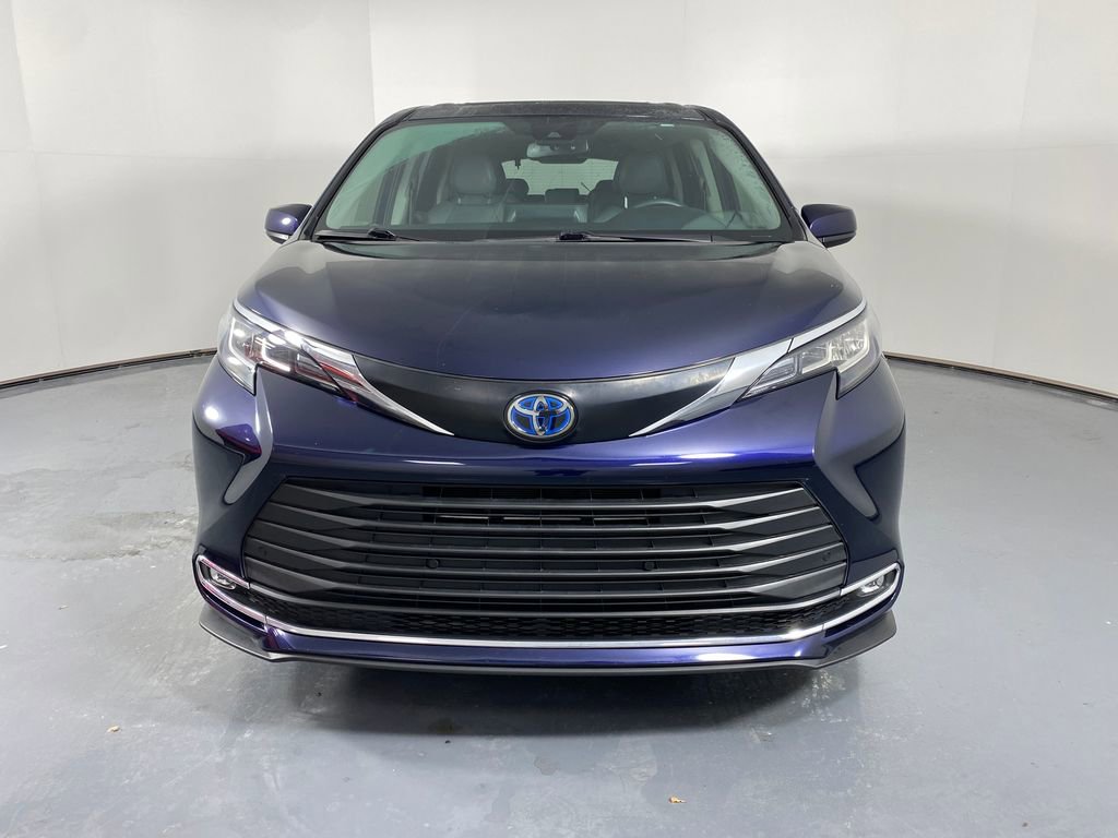 Certified 2022 Toyota Sienna XLE image 2