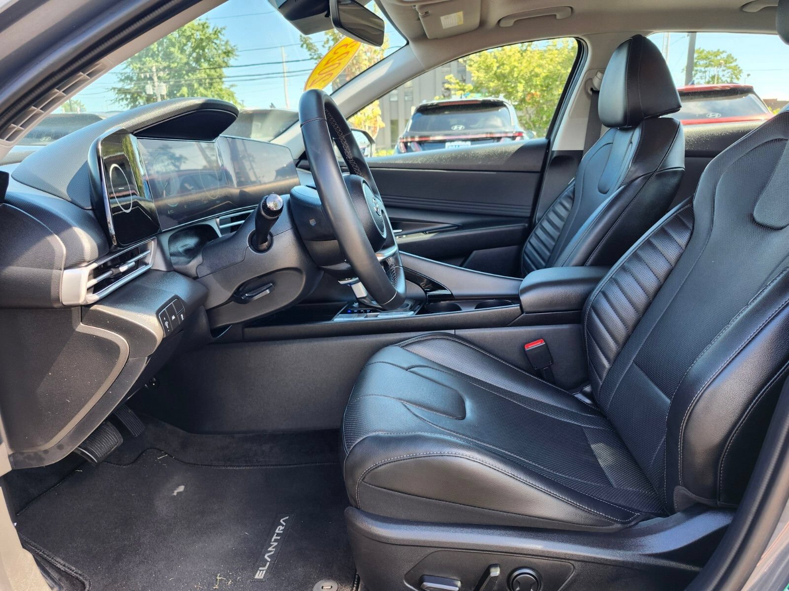 Used 2023 Hyundai Elantra Limited w/ Preferred Accessory Package FWD image 17