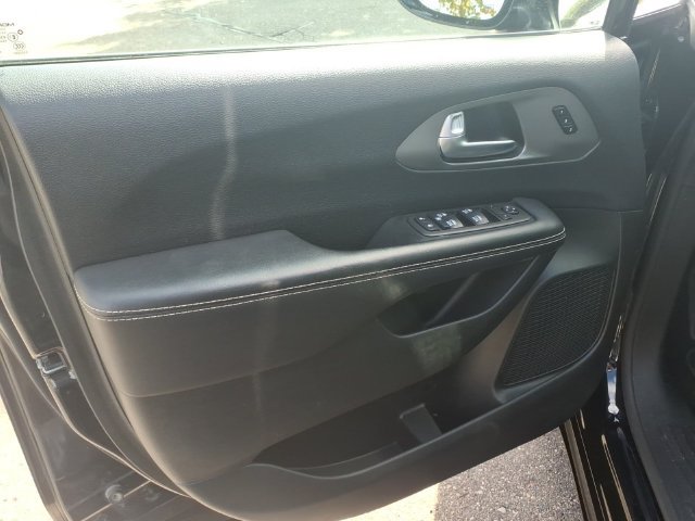 Certified 2025 Chrysler Pacifica Select FWD image 8