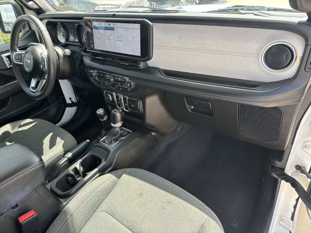 Used 2024 Jeep Wrangler Unlimited Sahara AWD/4WD image 17