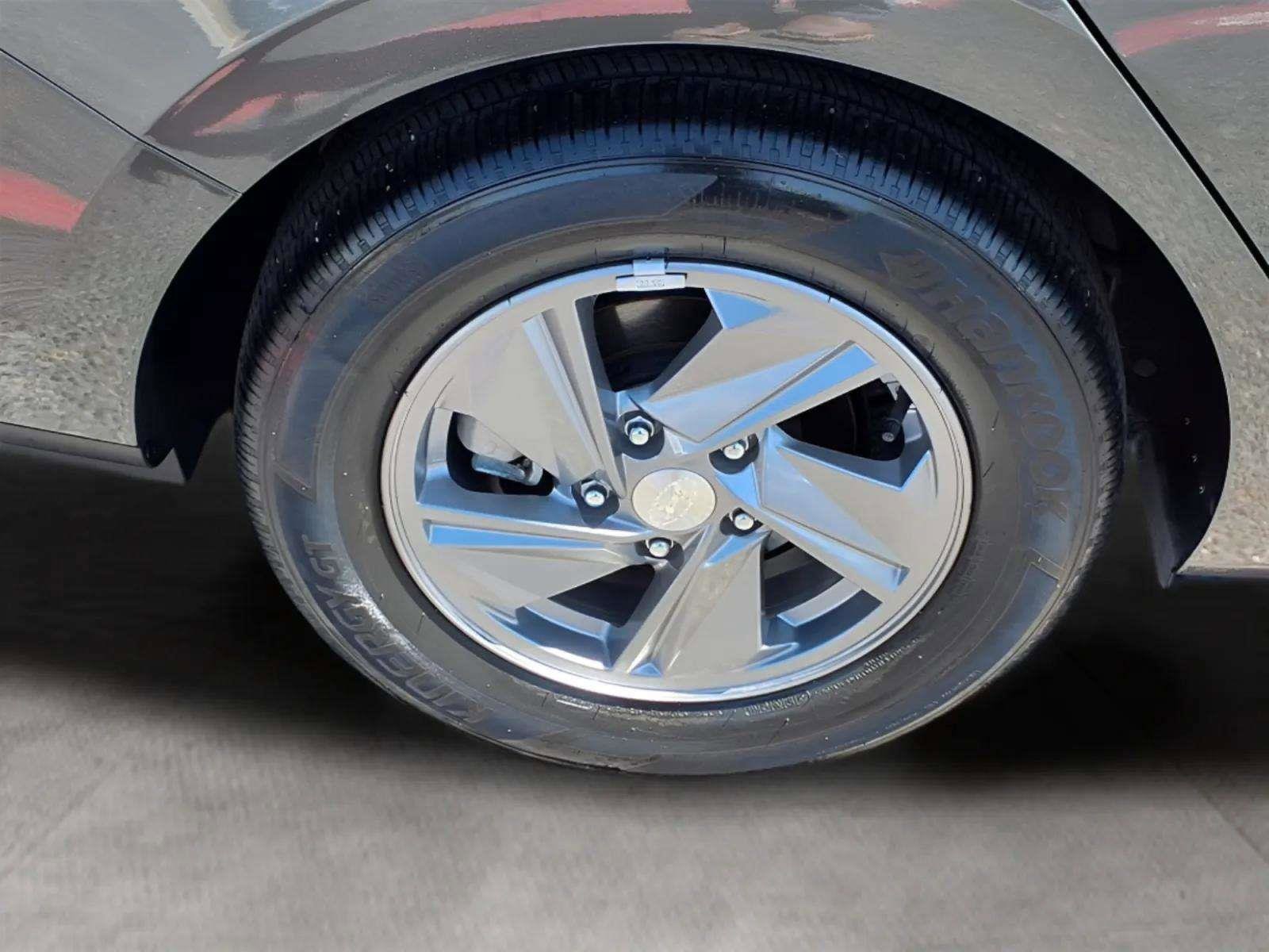 Certified 2024 Hyundai Elantra SE image 15