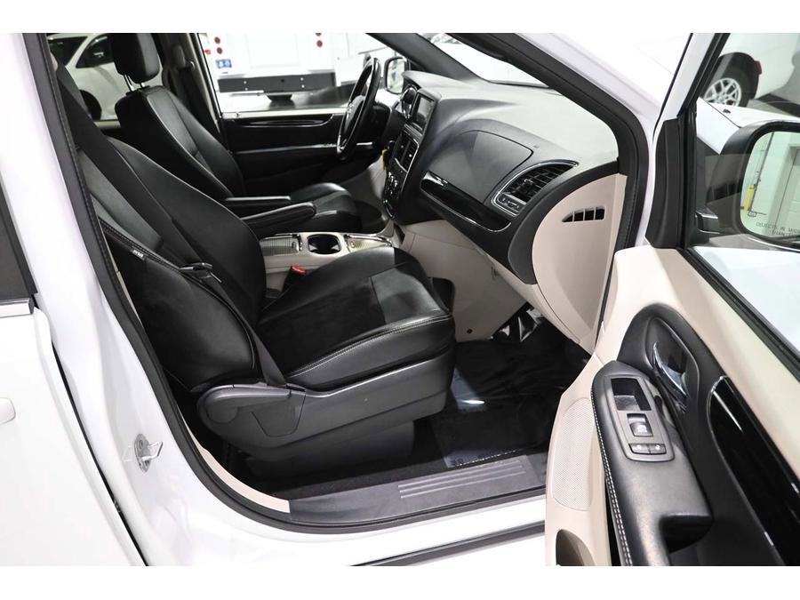 Used 2019 Dodge Grand Caravan SXT image 14