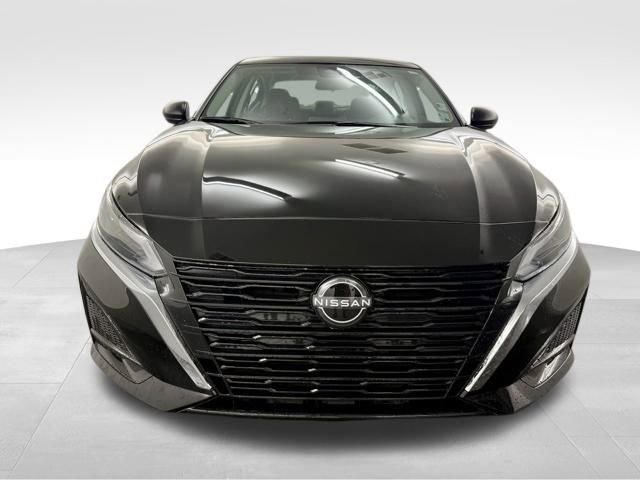 Used 2024 Nissan Altima 2.5 SV image 3