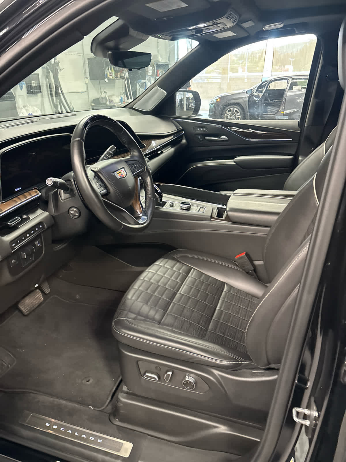 Used 2024 Cadillac Escalade ESV Premium Luxury Platinum image 5