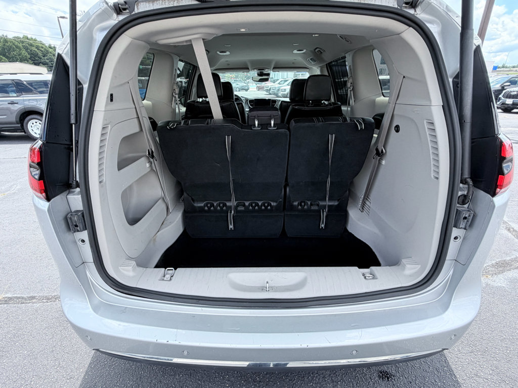 Used 2024 Chrysler Pacifica Touring-L FWD image 8