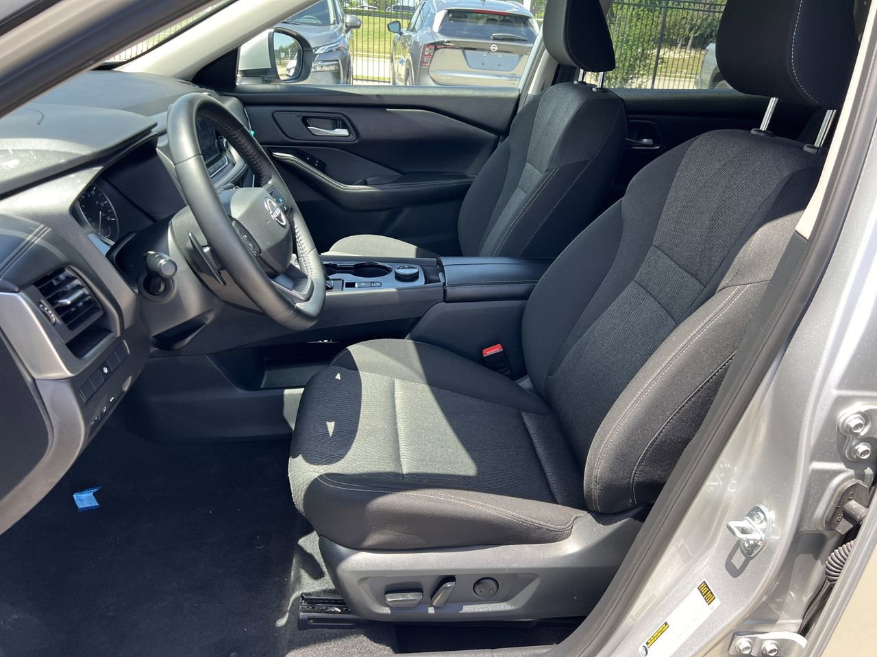 Used 2025 Nissan Rogue SV AWD/4WD image 10
