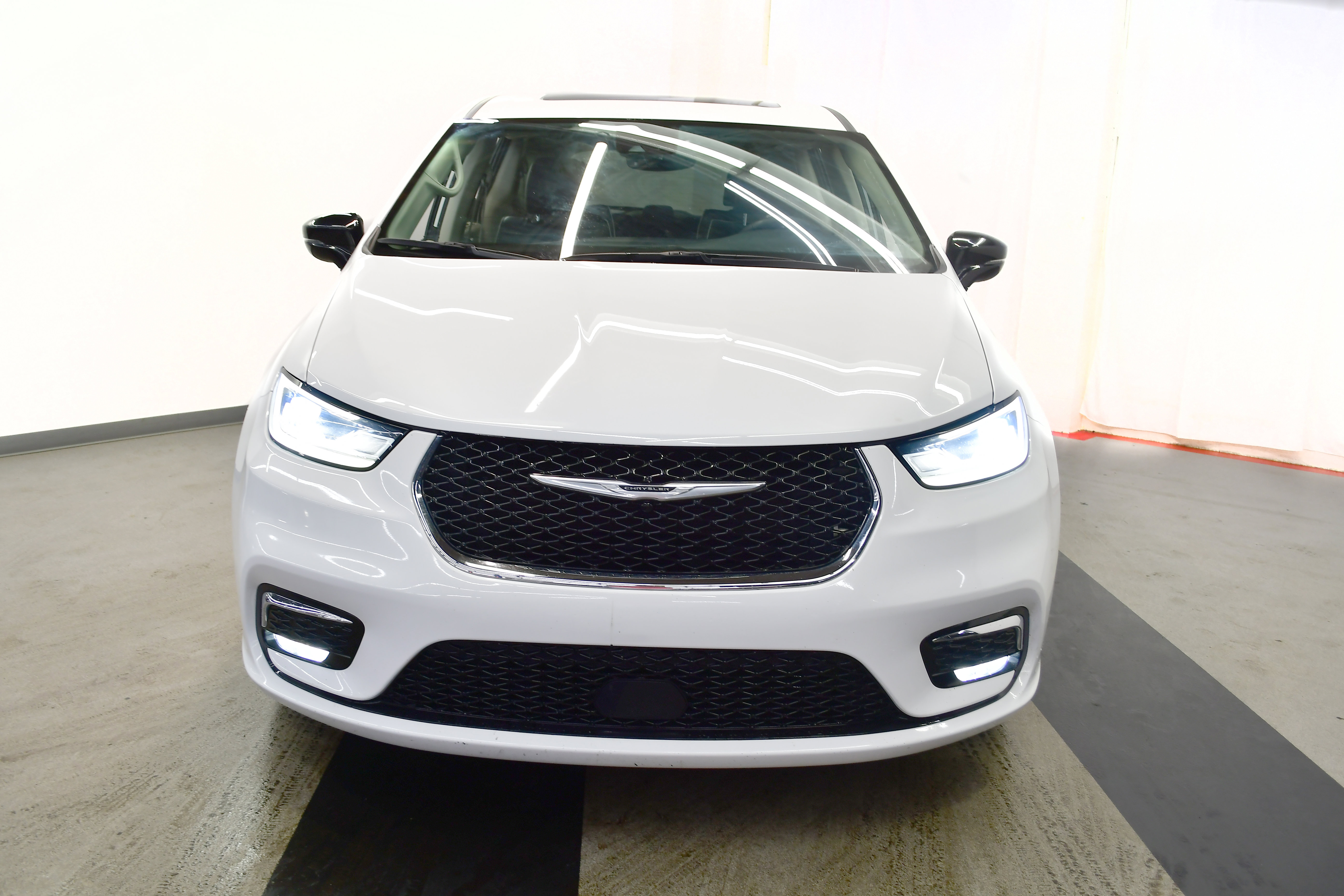 Used 2024 Chrysler Pacifica Limited image 3