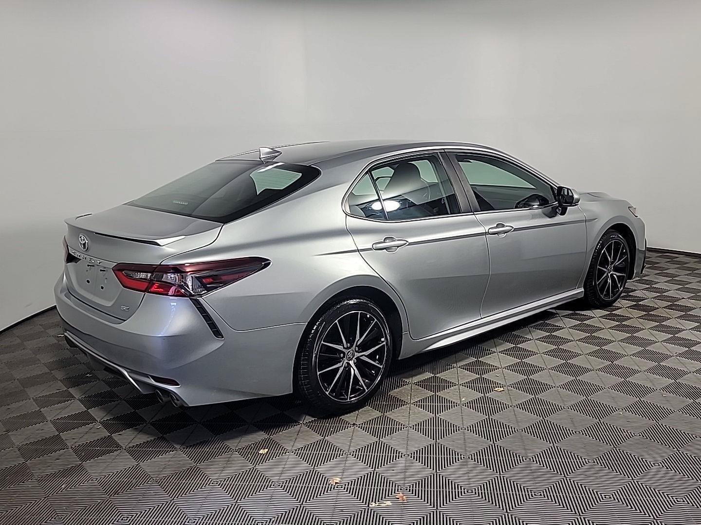 Used 2022 Toyota Camry SE FWD image 4