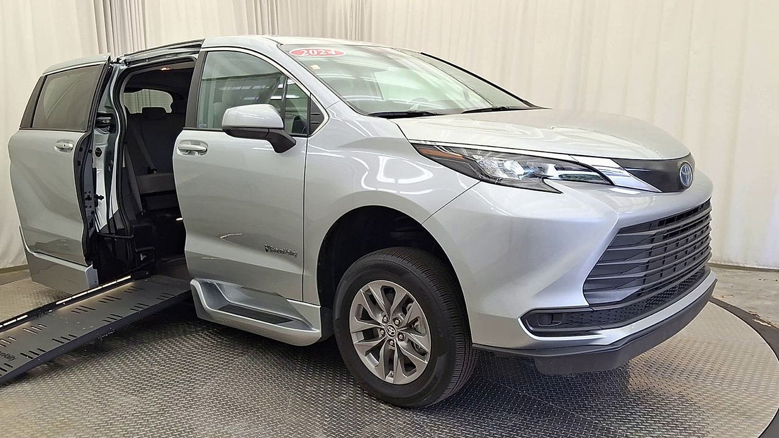 Used 2024 Toyota Sienna LE FWD image 7