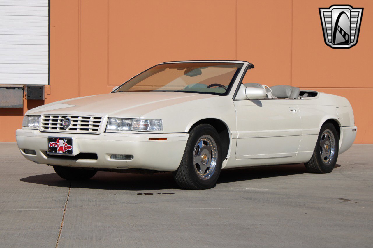 Used 2002 Cadillac Eldorado Touring w/ Preffered Equipment Group image 2