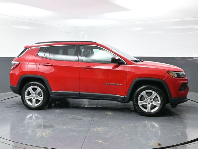 Used 2024 Jeep Compass Latitude image 4