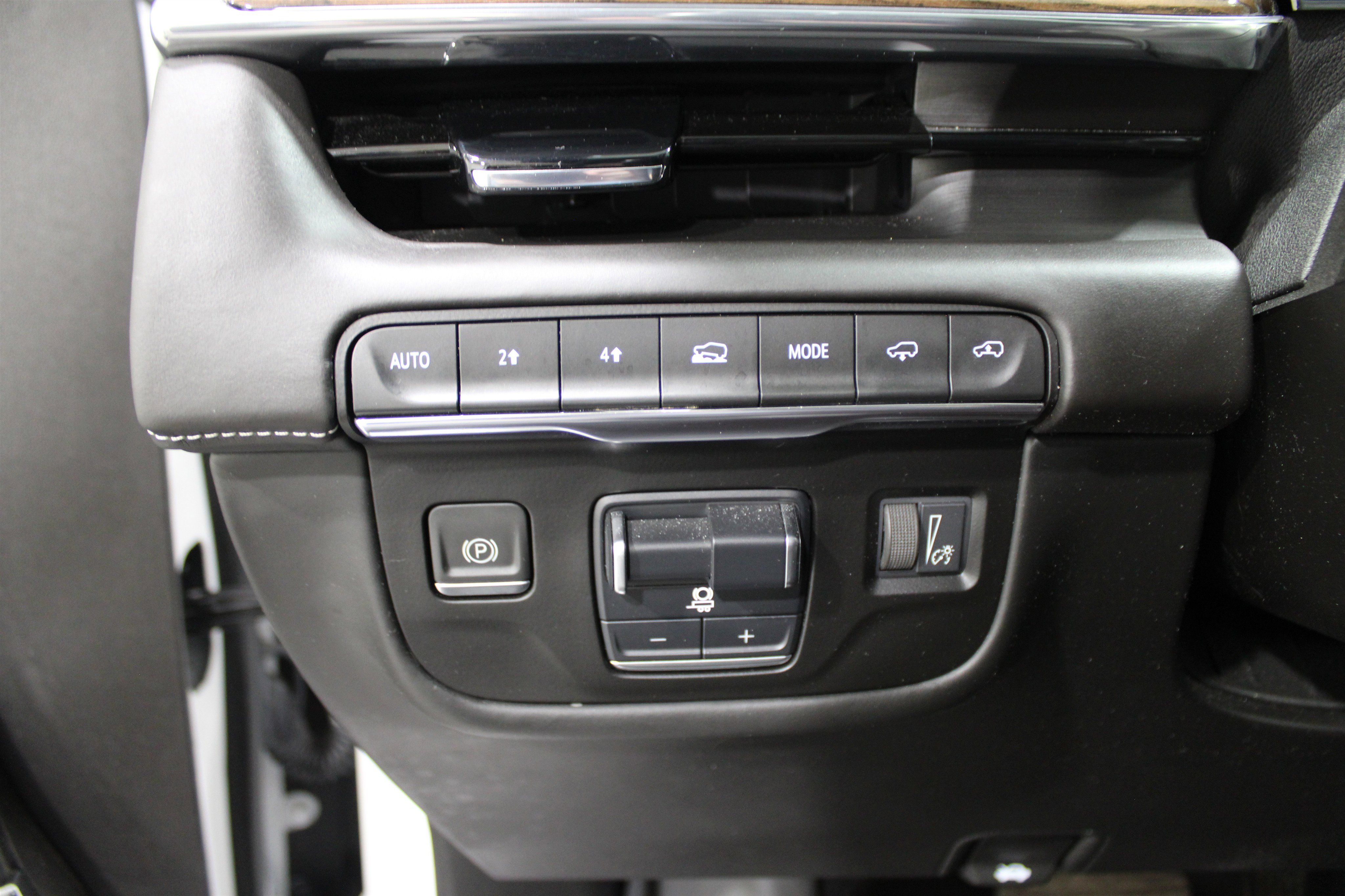 Certified 2024 Cadillac Escalade ESV Sport Platinum image 9