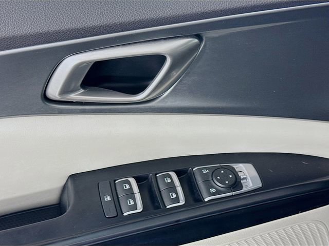 Used 2023 Kia Carnival LX FWD image 17