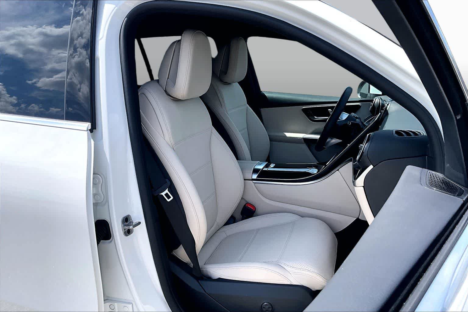Used 2025 Mercedes-Benz GLC 300 4MATIC image 9