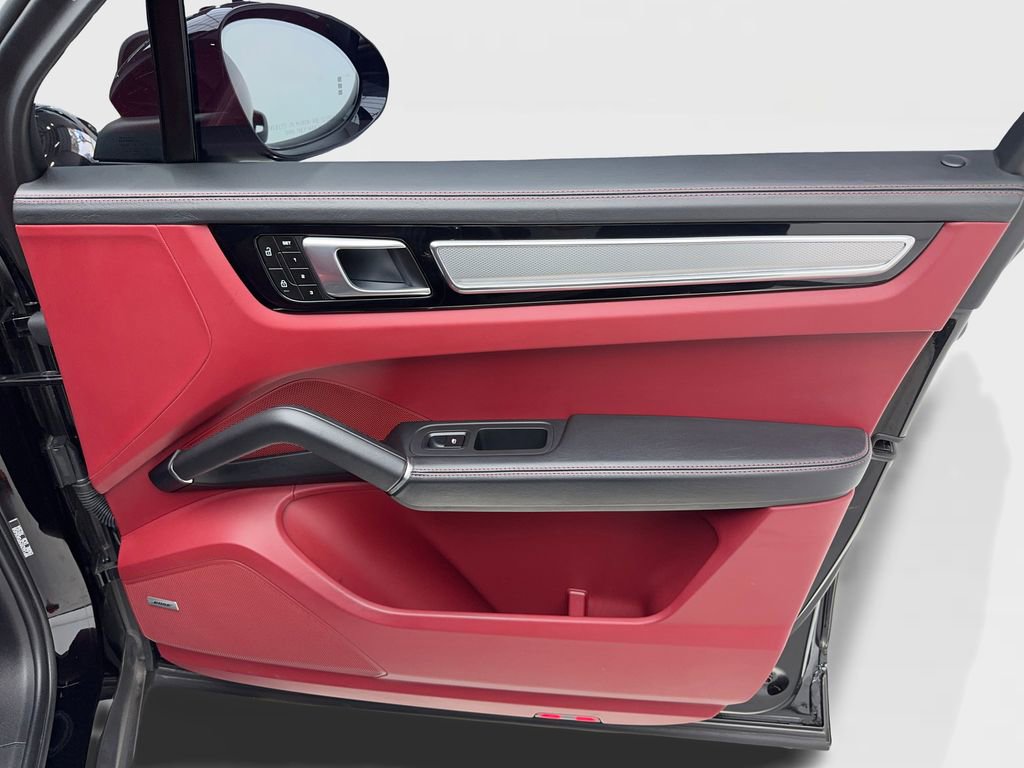 Used 2023 Porsche Cayenne Platinum Edition image 40